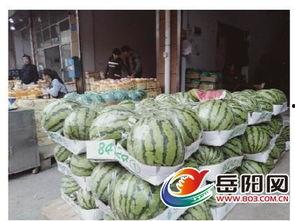 在街道吃瓜,品味市井生活百态