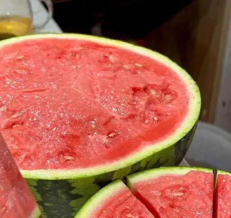 吃瓜喝瓜,吃瓜喝瓜，畅享夏日清凉时光