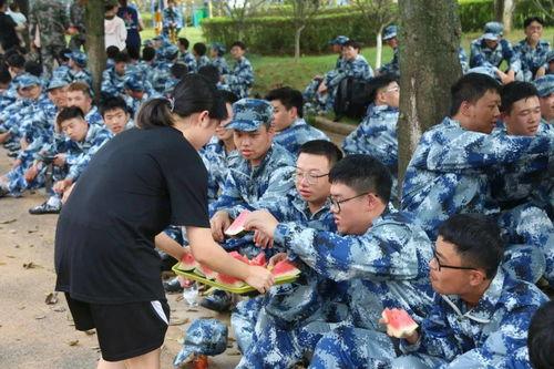 军训当天吃瓜,瓜果飘香，青春滋味初体验