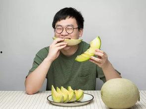 单位恋情同事吃瓜,同事间的甜蜜与争议