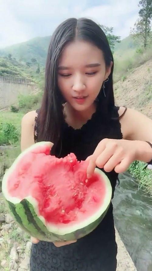 农村小媳妇吃瓜,农村小媳妇的夏日瓜香时光