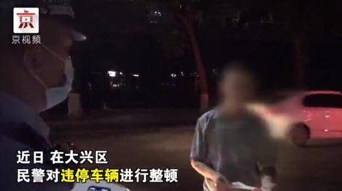 大爷化身吃瓜群众,揭秘娱乐圈幕后风云